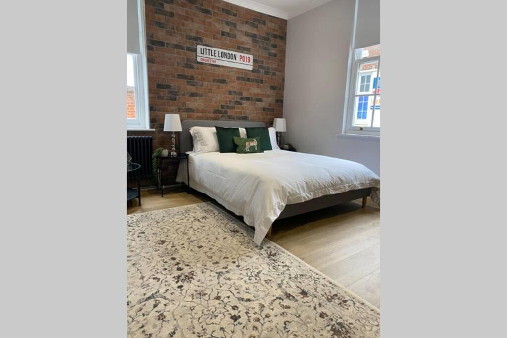 City Centre Entire Studio Apartment ชิชิสเตอร์ ภายนอก รูปภาพ