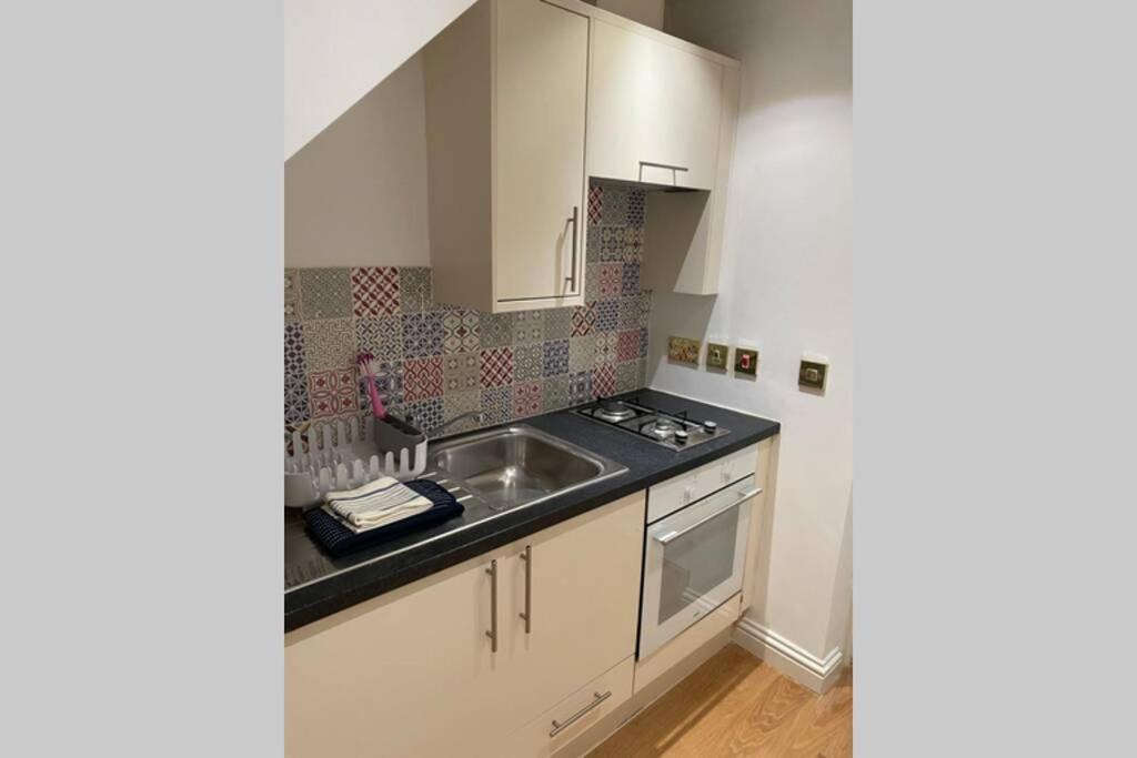 City Centre Entire Studio Apartment ชิชิสเตอร์ ภายนอก รูปภาพ
